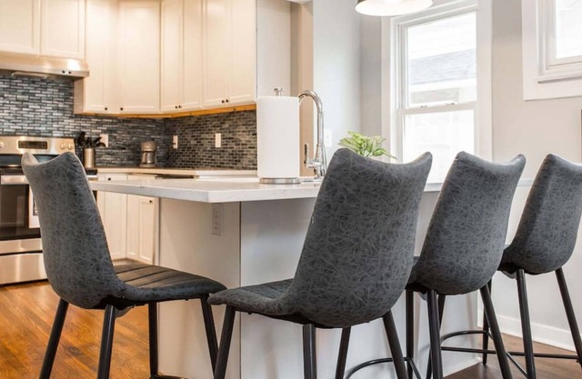 UrbanCore ✨ 2Story PrivateApt ✨ Mins to Plaza/UMKC