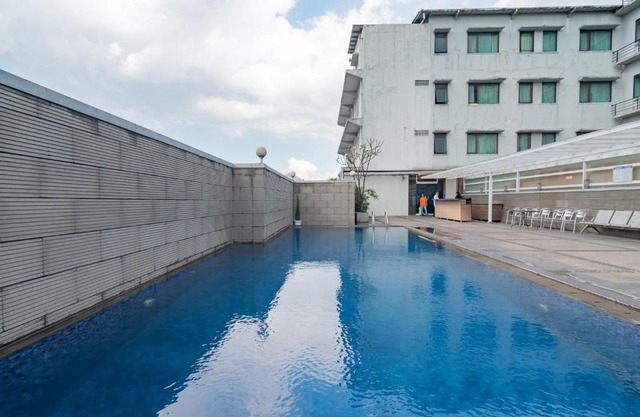 Urbanview Hotel Newton Riau Bandung by RedDoorz