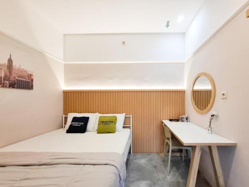 Urbanview Livy House Blitar