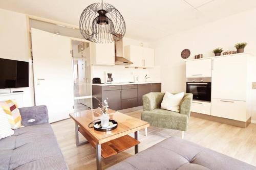Urlaubsbrise 52 Ameland - schön eingerichtete Wohnung für bis zu 5 Personen - Balkon nach Süden ausgerichtet mit schönem Blick in den Innengarten