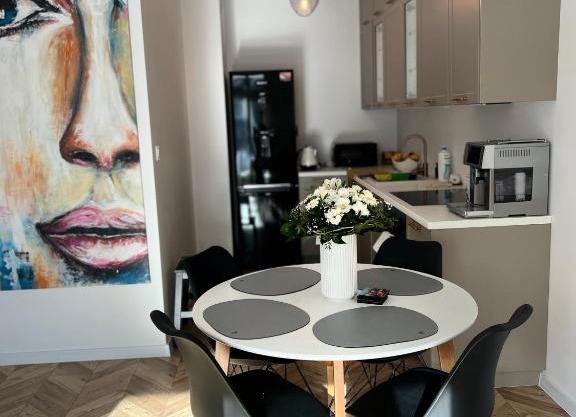 Uroczy apartament z ogrodem