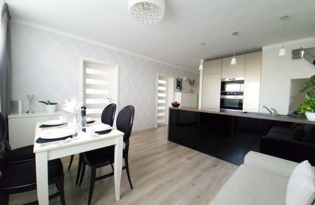 Uroczy, jasny apartament oraz bezpłatny parking!