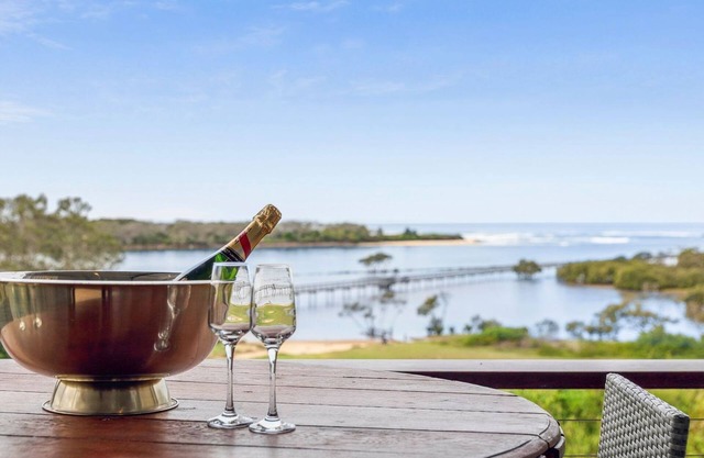 Urunga Magic - Spacious 3-bedroom home with elevated views to catch the summer breez