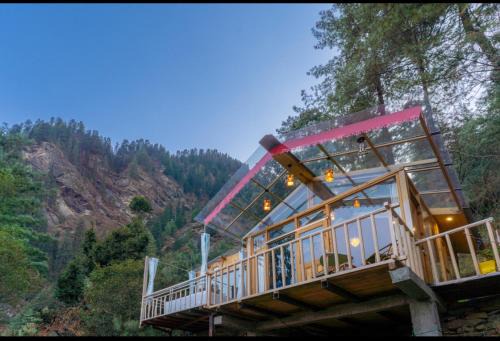 UrWish TreeHouse cottageJacuzzi