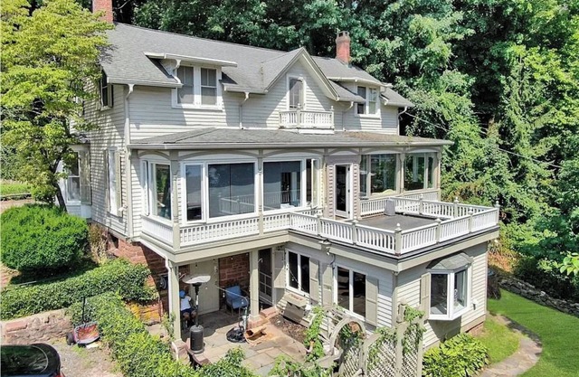 "The Stable" A Charming 3-bedroom house in Nyack with a Tennis Court