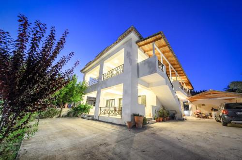 V and H House - Cozy & Ideal for Families, by ZanteWize