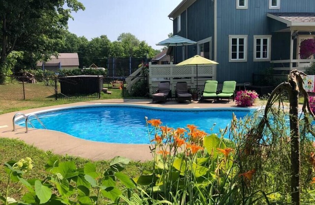 Villa Azur Île d'Orléans / piscine et spa