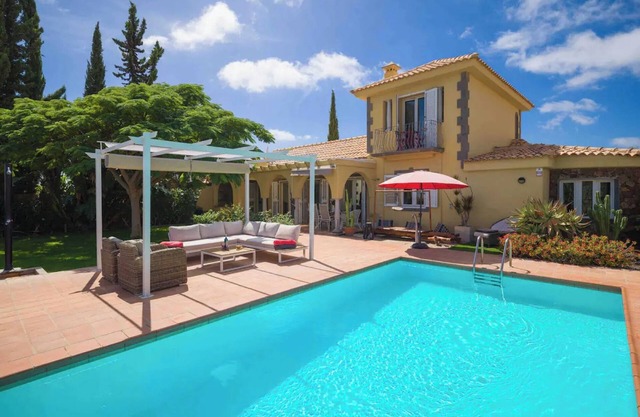 Casa de vacaciones 'Villa Linda' con vistas a la montaña, piscina privada y Wi-Fi