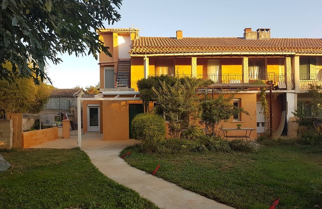 Vacation home 20 minutes from Avignon to the east and 20 minutes from the Pont du Gard to the west