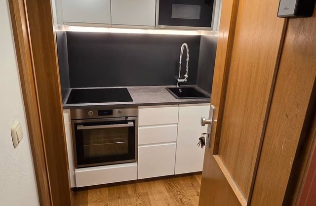 Vacation apartment for 1-2 people, open-plan living/sleeping area with kitchenette, bathroom with bathtub and shower