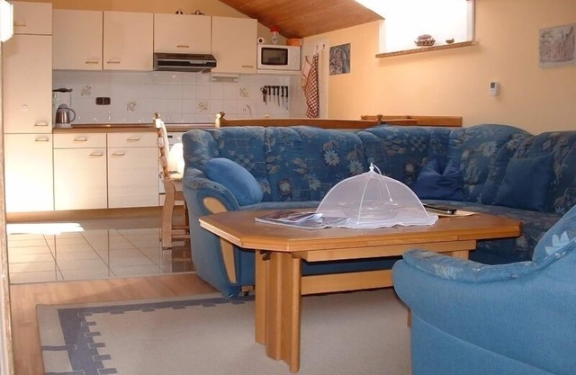 Apartamento 90m², 3 dormitorios hasta 5 personas, gran cocina-comedor, baño con bañera y ducha, WC adicional, cable-sat. TV