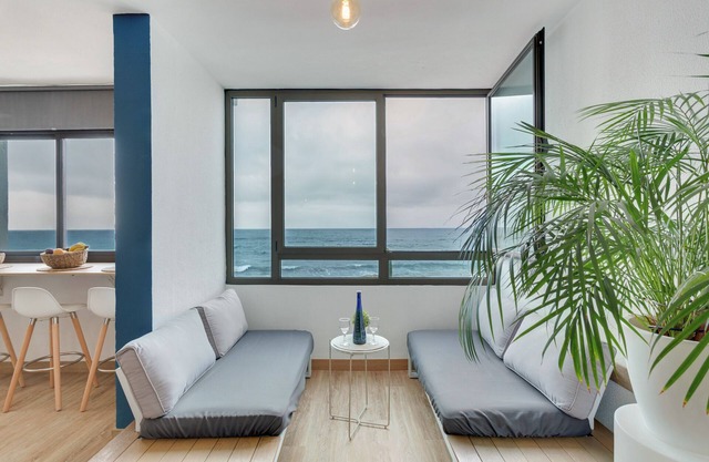 Apartamento de vacaciones 'Casa Adrimar' con vistas al mar, piscina compartida y Wi-Fi