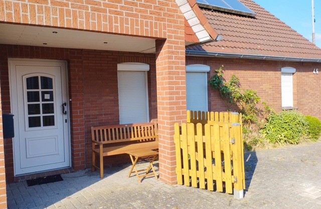 Vacation apartment close to the North Sea with own entrance, 2 bedrooms, 2 bathrooms, living room, kitchen
