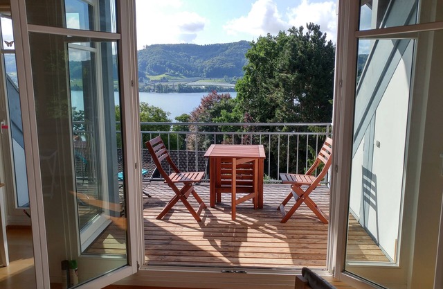 Vacation apartment for 3 on a hillside with a dream view of the lake