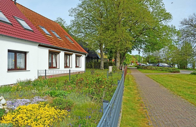 Vacation apartment with sitting area in the garden on the Bodden in Ralswiek - Holiday apartment with