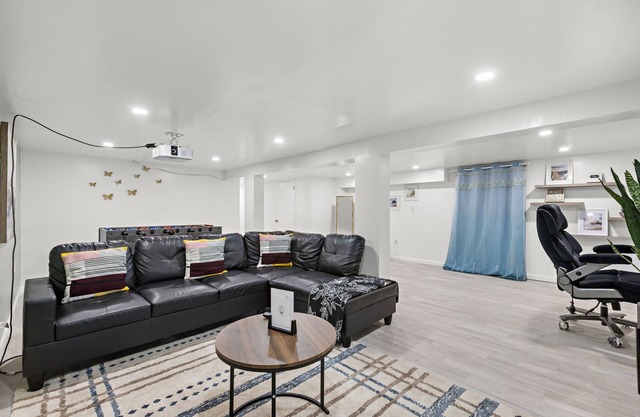 Vacation Duplex Home Near NYC and Airport– with Movie Theater and Gym