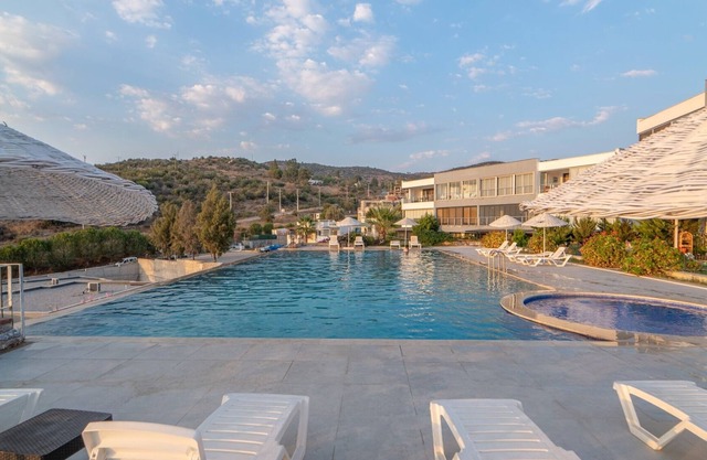 Vacation Flat w Pool and Garden in Milas