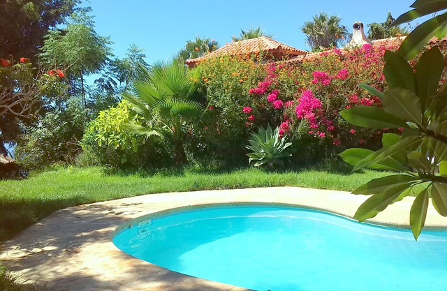 casa de vacaciones con piscina en bonita zona rural con vistas al mar