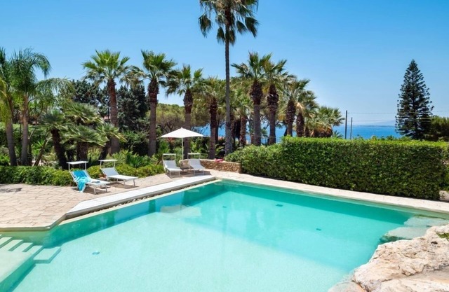vacation holiday villa rental italy, sicily, sicilia, syracuse, near seaside beach, short term long term villa to rent t