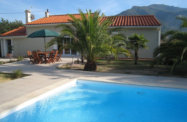 Casa de vacaciones con piscina privada a los pies de los Pirineos y cerca de la playa.