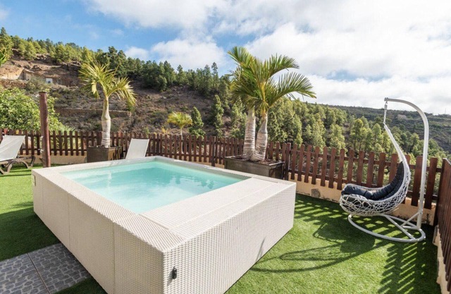 Casa de vacaciones 'Añaterve' con vistas al mar, piscina privada y Wi-Fi