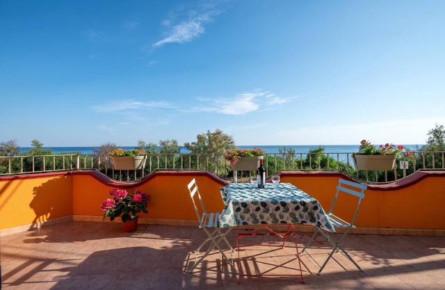 Casa de vacaciones "Appartamento Delle Sirene" con vistas al mar, terraza privada y Wi-Fi