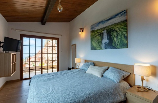 Casa de vacaciones 'Bencomo' con vistas al mar, piscina compartida y Wi-Fi
