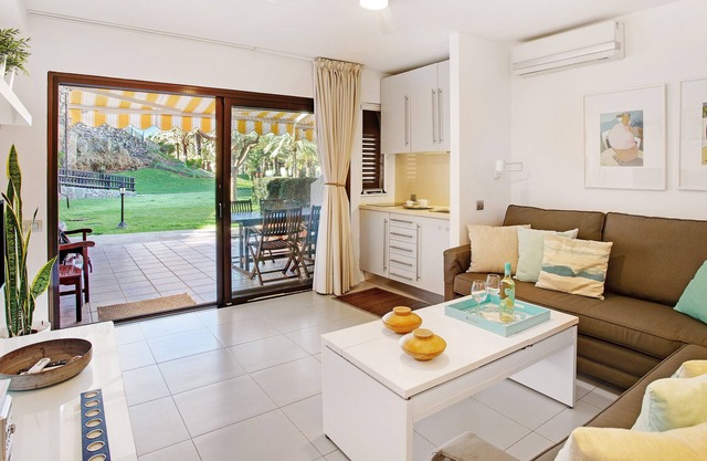 Casa de vacaciones 'Bungalow Las Pitas' con terraza, jardín compartido y Wi-Fi