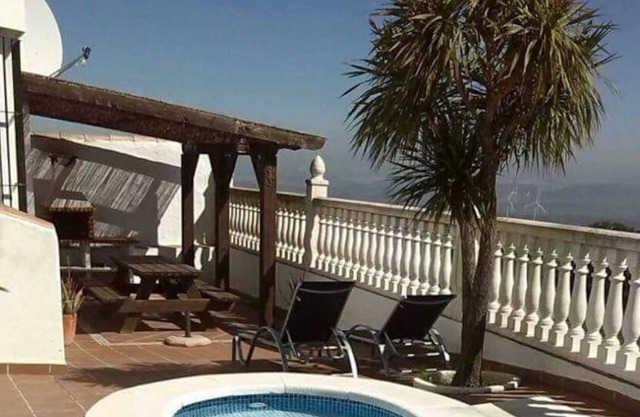 Casa Medina con vista a la montaña y al mar, piscina, Wi-Fi, terrazas y jardín