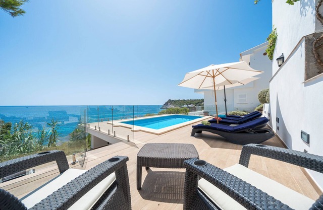 Casa de vacaciones "Carol On The Rocks Mhm" con vistas al mar, piscina privada y Wi-Fi