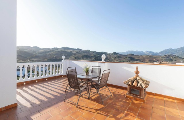 Casa de vacaciones "Casa de Teones" con vistas a la montaña, piscina privada y terraza