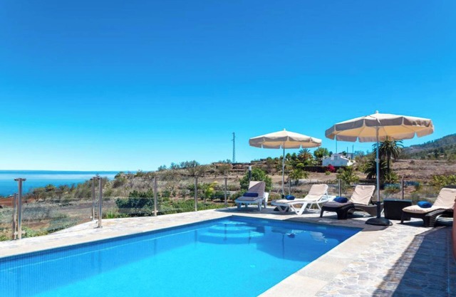 Casa de vacaciones "Casa La Viña" con vistas al mar, piscina privada y Wi-Fi