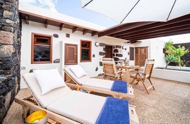 Casa de vacaciones 'Casa Margarita 4' con vistas a la montaña, 2 terrazas y Wi-Fi