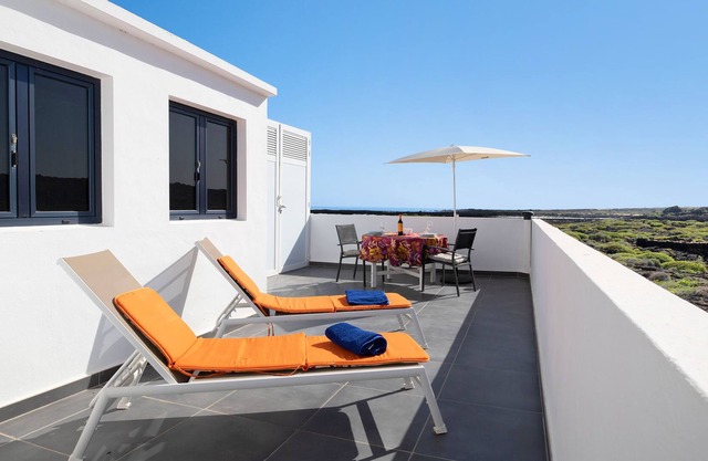 Casa de vacaciones "Casa Paco" con vistas al mar, terraza privada y Wi-Fi