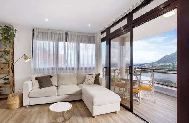 Casa de vacaciones 'Vista Faro' con vistas al mar, terraza privada y Wi-Fi
