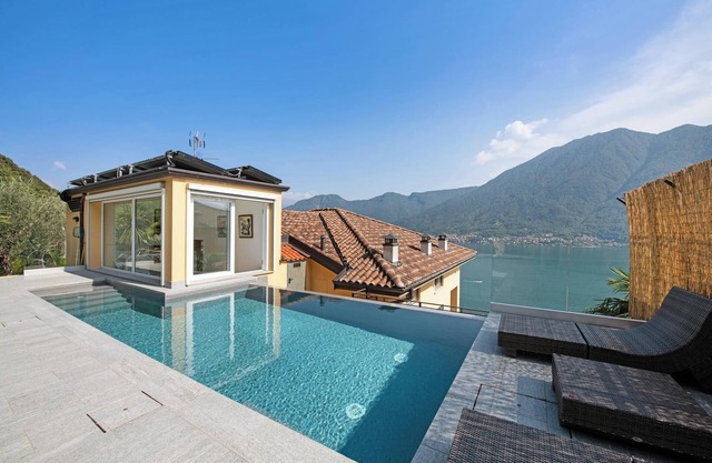 Casa de vacaciones Colonno Ático con vistas al lago, piscina infinita y bañera de hidromasaje