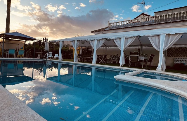 Casa de vacaciones "El Perdio 16" con vistas a la montaña, piscina privada y Wi-Fi