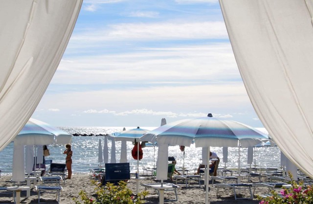 Casa de vacaciones frente al mar y con aire acondicionado y estacionamiento cubierto.
