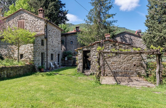 Vacation Home "Fienile Con Piscina Vicino Firenze" with Mountain View, Shared Pool & Wi-Fi