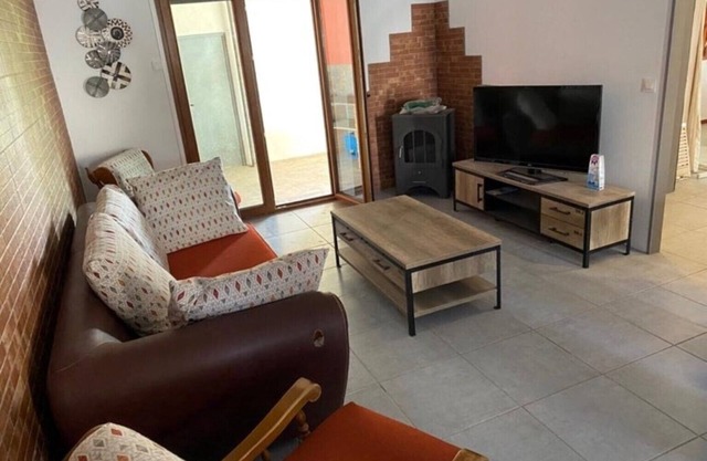 Vacation home for up to 7 people, with enclosed grounds and private parking.