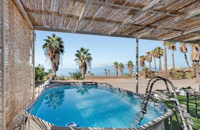 Casa de vacaciones 'La Casa Del Caballo' con vistas al mar, piscina privada y Wi-Fi