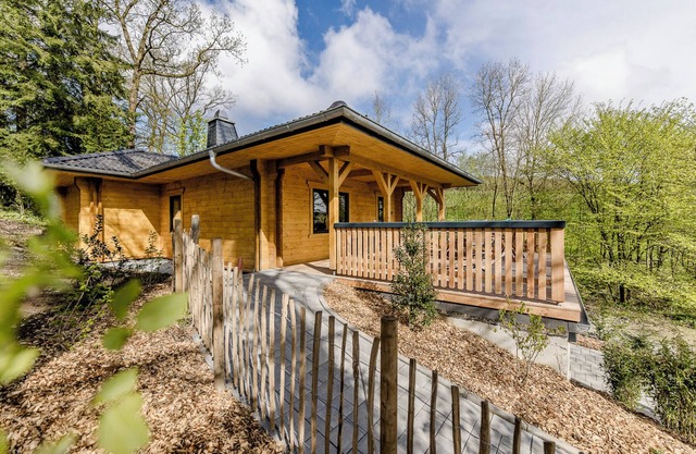 Casa de vacaciones "Log Cabin 2 con vistas a la montaña", terraza privada y Wi-Fi en Sauerland