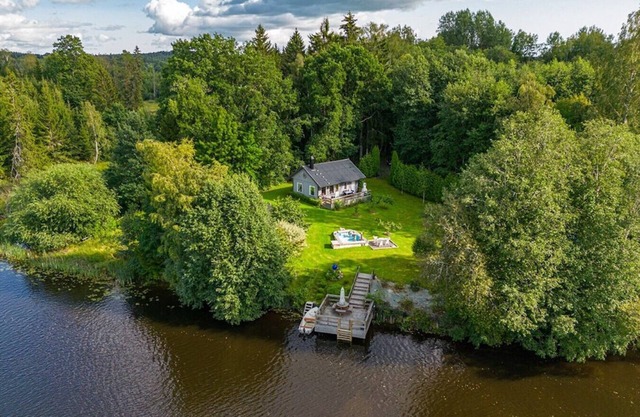 Holiday home on a waterfront property in Alaska-like nature