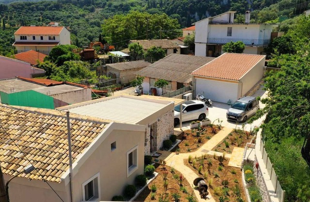 Casa de vacaciones "Pagoi Village Maissonette" con vistas a la montaña, jardín privado y Wi-Fi