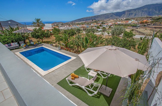 Casa de vacaciones 'Piscina Climatizada' con vistas al mar, piscina privada y Wi-Fi