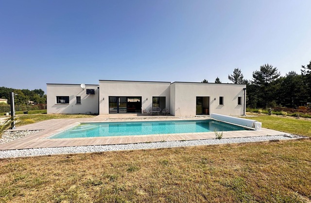 Vacation home with swimming pool, 3 bedrooms and 3 shower rooms. available july-august