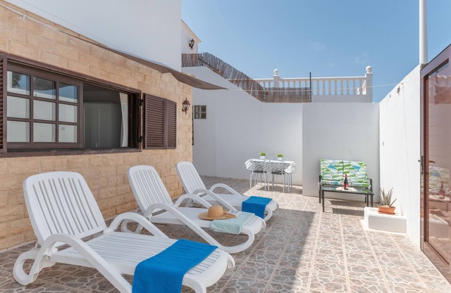 Casa de vacaciones 'Rosalia' con vistas al mar, terraza privada y Wi-Fi