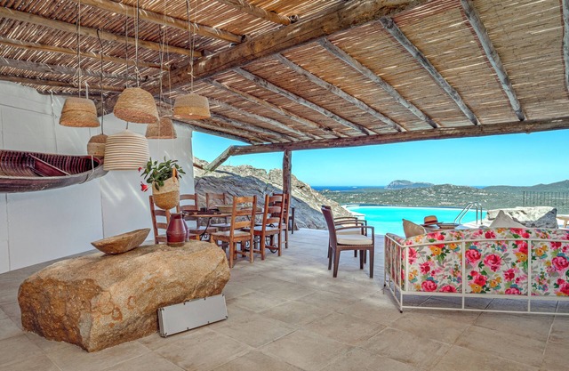 Casa de vacaciones "Villa Maryna" con vistas al mar, terraza privada, piscina y Wi-Fi
