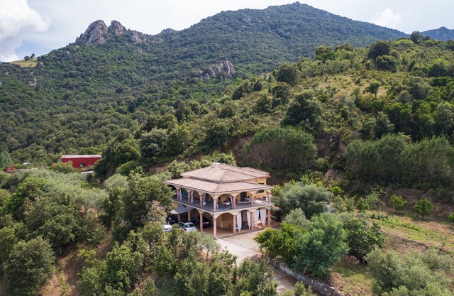 Casa de vacaciones "Villa Pelau" con vistas a la montaña, terraza privada y aire acondicionado