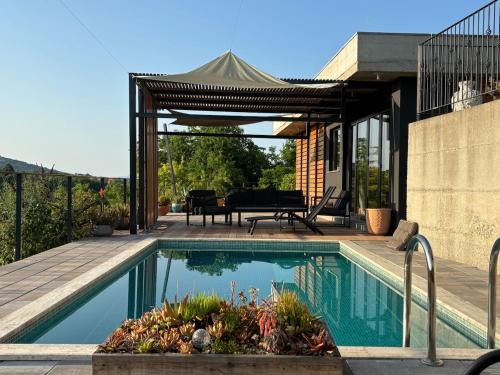Vacation home with a pool outhouse377